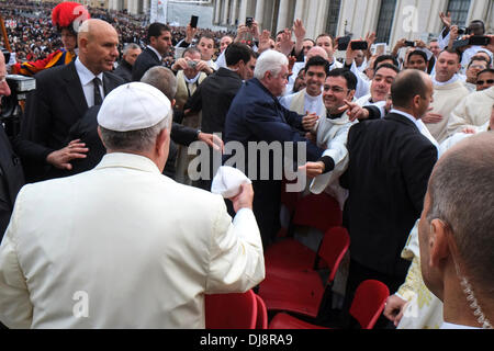 Petersplatz, Vatikan, Rom, Italien. 24. November 2013. Am Ende der Abschlusstag des Jahres des Glaubens Francis Pope Priester begrüßt und erhält das Geschenk ein Käppchen aus einer von ihnen. Bildnachweis: Wirklich einfach Star/Alamy Live-Nachrichten Stockfoto