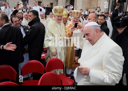 Petersplatz, Vatikan, Rom, Italien. 24. November 2013. Am Ende der Abschlusstag des Jahres des Glaubens Francis Pope Priester begrüßt und erhält das Geschenk ein Käppchen aus einer von ihnen. Bildnachweis: Wirklich einfach Star/Alamy Live-Nachrichten Stockfoto