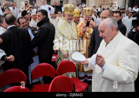 Petersplatz, Vatikan, Rom, Italien. 24. November 2013. Am Ende der Abschlusstag des Jahres des Glaubens Francis Pope Priester begrüßt und erhält das Geschenk ein Käppchen aus einer von ihnen. Bildnachweis: Wirklich einfach Star/Alamy Live-Nachrichten Stockfoto