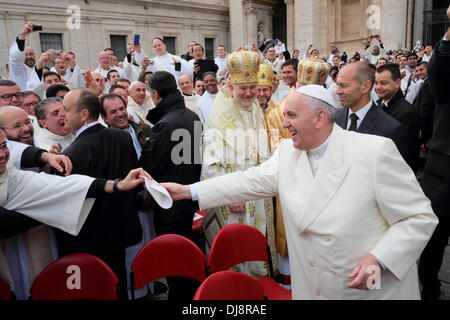 Petersplatz, Vatikan, Rom, Italien. 24. November 2013. Am Ende der Abschlusstag des Jahres des Glaubens Francis Pope Priester begrüßt und erhält das Geschenk ein Käppchen aus einer von ihnen. Bildnachweis: Wirklich einfach Star/Alamy Live-Nachrichten Stockfoto