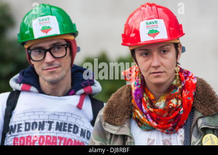 London, 24. November 2013. Hetti Benedek, einem führenden rumänischen Anti-Fracking Aktivist, rechts, und ihr Partner besuchen Woche 13 der laufenden Serie von Protesten gegen die umstrittene vorgeschlagenen Goldmine in Rosia Montana in Siebenbürgen. Bildnachweis: Paul Davey/Alamy Live-Nachrichten Stockfoto