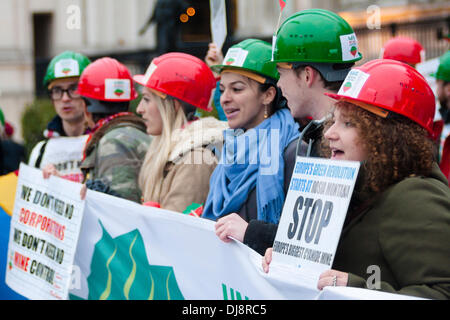 London, 24. November 2013. Grüne und rote Bergleute Helme hinzufügen ein auffallendes visuelles Element der laufenden Protest gegen die umstrittenen vorgeschlagenen Goldmine in Rosia Montana in Siebenbürgen. Bildnachweis: Paul Davey/Alamy Live-Nachrichten Stockfoto