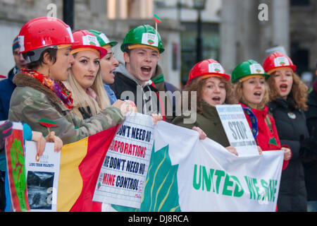 London, 24. November 2013. Demonstranten skandieren "Geeint sparen wir Rosia Montana" während ihrer laufenden Protest gegen die umstrittenen vorgeschlagenen Goldmine in Rosia Montana in Siebenbürgen. Bildnachweis: Paul Davey/Alamy Live-Nachrichten Stockfoto