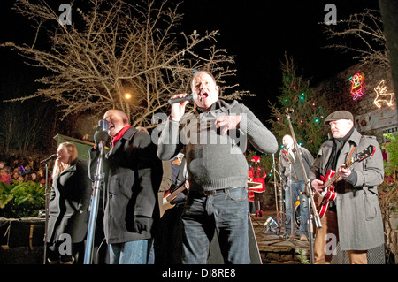 Die Mumbles Weihnachten Lichter schalten in Newton Road - Nev Wilshire, Star der erfolgreichen BBC-TV zeigen "Callcenter" singen. Stockfoto