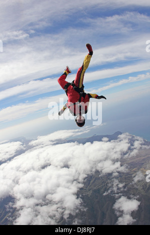 Dieser Fallschirmspringer Mädchen fliegt über Wolken mit hoher Geschwindigkeit von 130 km/h in einen Kopf nach unten. Stockfoto