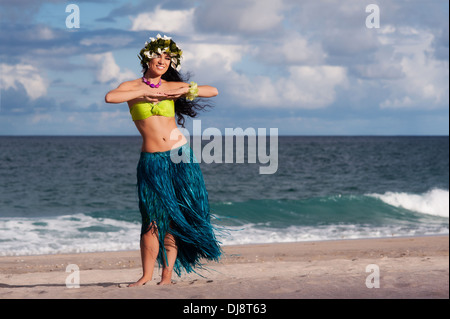 Ein Beautifu stellt glücklich Hula-Tänzerin am Strand. Stockfoto