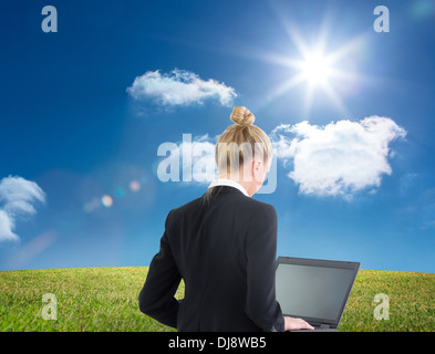 Blonde Unternehmerin mit laptop Stockfoto