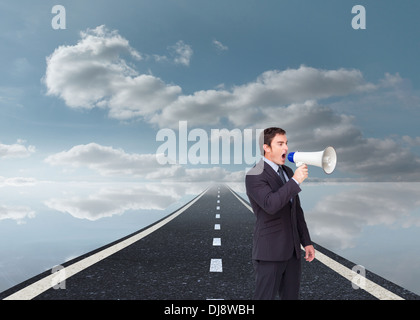 Stehender Geschäftsmann durch ein Megaphon schreien Stockfoto