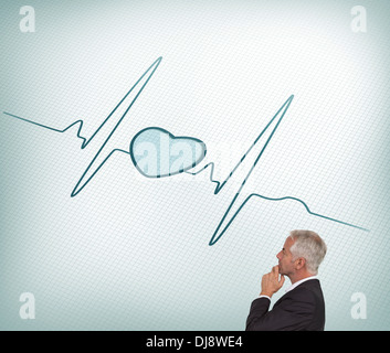 Nachdenklich reifer Geschäftsmann Blick auf EKG-Linie Stockfoto