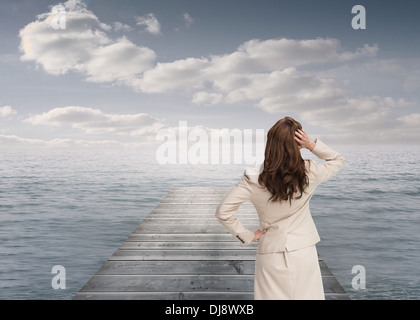 Zurück zur Kamera mit Hand am Kopf stehend Geschäftsfrau Stockfoto