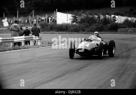 Phil Hill in einem Ferrari Dino 246 gleitet auf der Raidillon Aufstieg Grand Prix von Belgien, Spa-Francorchamps, Belgien 19. Juni 1960. Stockfoto