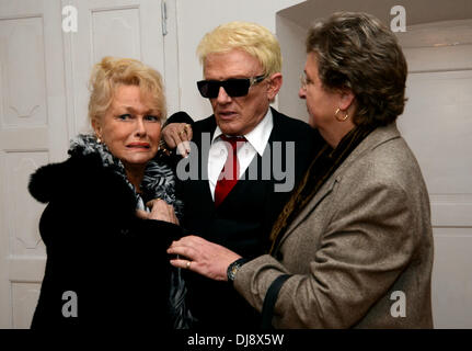 Wuppertal, Deutschland. 24. November 2013. EXKLUSIV - deutsche Folk-Sängerin Heino (C) tröstet seine weinende Frau Hannelore (L) neben Sekretärin Doris Blinder nach seinem Kirchenkonzert "Lob Heaven" in Wuppertal, Deutschland, 24. November 2013. Das Paar wurde wiederholt Opfer eines Einbruchs vom Sekretär entdeckt worden war. Der Täter betrat die Wohnung über den Balkon und stahlen Bargeld, Schmuck und kostbare Uhren. Foto: HORST OSSINGER/Dpa - News WIRE SERVICE/Dpa/Alamy Live Stockfoto