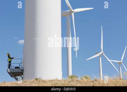 Arbeiter, die Prüfung der Windturbine in ländlichen Landschaft Stockfoto