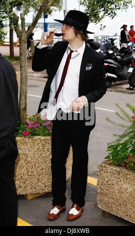 Pete Doherty trinken ein Glas Wein in Vegaluna Platz nach dem Verlassen seiner Fototermin an der 65. Filmfestspiele von Cannes. Wo: Cannes, Frankreich bei: 20. Mai 2012 Stockfoto