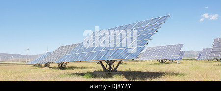 Sonnenkollektoren in ländlichen Landschaft Stockfoto