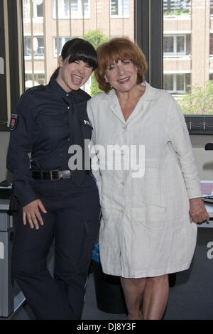 Anna Fischer, Hannelore Hoger Teilnahme an Photocall für deutsche ZDF TV-Film "Bella Block - Hundskinder" beim Präsidium ehemaliger Germanischer Lloyd. Hamburg, Deutschland - 22.05.2012 Stockfoto