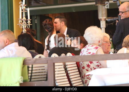 Anna Maria Lagerblom und Bushido feiern Sie ihre Hochzeit in Fischerhütte Restaurant in Zehlendorf. Berlin, Deutschland - 23.05.2012 Stockfoto