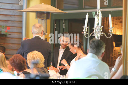 Anna Maria Lagerblom und Bushido feiern Sie ihre Hochzeit in Fischerhütte Restaurant in Zehlendorf. Berlin, Deutschland - 23.05.2012 Stockfoto