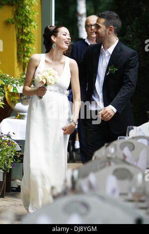 Anna Maria Lagerblom und Bushido feiern Sie ihre Hochzeit in Fischerhütte Restaurant in Zehlendorf. Berlin, Deutschland - 23.05.2012 Stockfoto