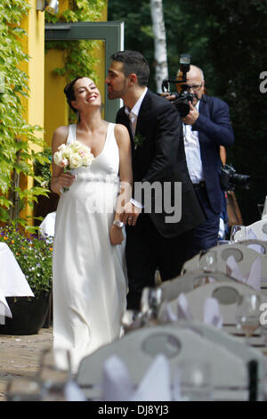 Anna Maria Lagerblom und Bushido feiern Sie ihre Hochzeit in Fischerhütte Restaurant in Zehlendorf. Berlin, Deutschland - 23.05.2012 Stockfoto