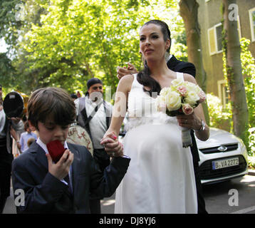 Anna Maria Lagerblom und Bushido feiern Sie ihre Hochzeit in Fischerhütte Restaurant in Zehlendorf. Berlin, Deutschland - 23.05.2012 Stockfoto