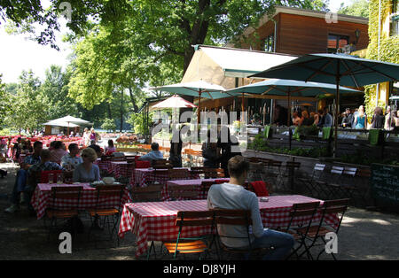 Anna Maria Lagerblom und Bushido feiern Sie ihre Hochzeit in Fischerhütte Restaurant in Zehlendorf. Berlin, Deutschland - 23.05.2012 Stockfoto