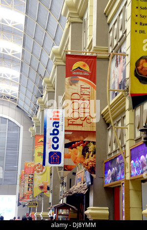 Lebensmittel-Straße in Nagoya Hill Shopping Mall in Batam, Indonesien Stockfoto