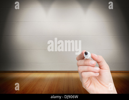 Weibliche Hand mit schwarzen Whiteboard-marker Stockfoto
