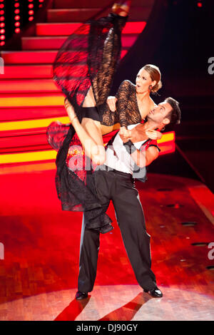 Mandy Capristo und Stefano Terrazzino auf das große Finale der deutschen RTL TV show "Let ´s Dance" im Coloneum TV-Studios. Köln, Deutschland - 23.05.2012 Stockfoto