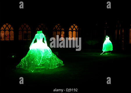 Eine Darstellung der beleuchteten Kleider an die Klöster in Durham Kathedrale während des Durham Lumiere Festivals 2013. Stockfoto