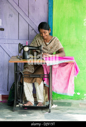 Indischen Mädchens auf eine Nähmaschine, die Herstellung von Kleidern in einem indischen Dorf. Andhra Pradesh, Indien Stockfoto