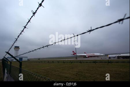 Parchim, Deutschland. 18. November 2013. Zwei Passagierflugzeuge der ehemalige indische Fluggesellschaft Kingfisher stehen im Bewegungsbereich des selten verwendete Parchim International Airport in Parchim, Deutschland, 18. November 2013. Der chinesische Eigentümer des Flughafens Parchim angekündigt um den Flughafen regelmäßig im zweiten Quartal 2014 anlaufen. Ein neuer Turm wurde bereits errichtet, und die Start-und Landebahnen sind renoviert. Foto: Jens Büttner/Dpa/Alamy Live News Stockfoto