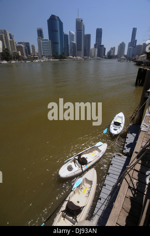 Kajaks auf dem Brisbane River mit Highrise CBD Gebäude im Hintergrund, Brisbane, Queensland, Australien. Keine PR Stockfoto