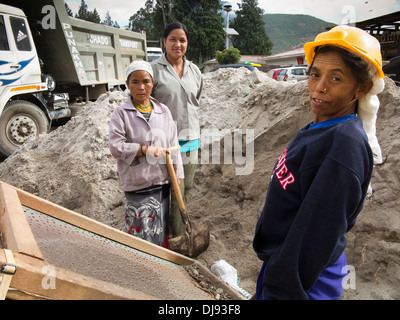 Bhutan, Wangdue Phodrang, Hausbau, Frauen Arbeiter Siebung Sand für Mörtel Stockfoto