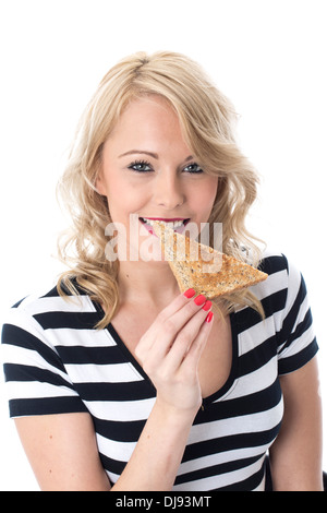 -Modell veröffentlicht. Attraktive junge Frau, die eine Scheibe Toast essen Stockfoto