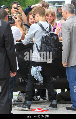 Justin Bieber verlassen das Ritz Carlton Hotel am Potsdamer Platz Platz vor der Uberschrift zu den Buros der Boulevardzeitung Bild. Wo Berlin Deutschland bei 8. Juni 2012 Stockfotografie Alamy