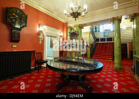 Eingang Halle von Doncaster Mansion House zeigt Akt des Parlaments Clock, Säulen und Grand Staircase Stockfoto