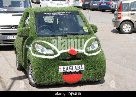 Smart Auto mit künstlichen Rasenfläche in den Straßen von Port Andratx, Mallorca, Spanien - 08.06.2012 Stockfoto