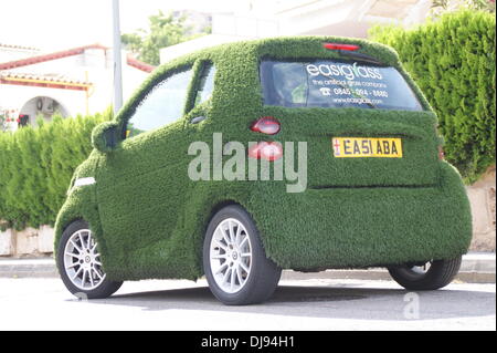 Smart Auto mit künstlichen Rasenfläche in den Straßen von Port Andratx, Mallorca, Spanien - 08.06.2012 Stockfoto