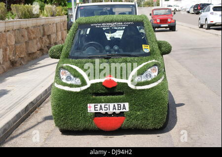 Smart Auto mit künstlichen Rasenfläche in den Straßen von Port Andratx, Mallorca, Spanien - 08.06.2012 Stockfoto