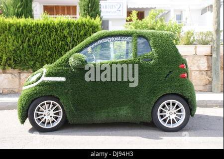 Smart Auto mit künstlichen Rasenfläche in den Straßen von Port Andratx, Mallorca, Spanien - 08.06.2012 Stockfoto