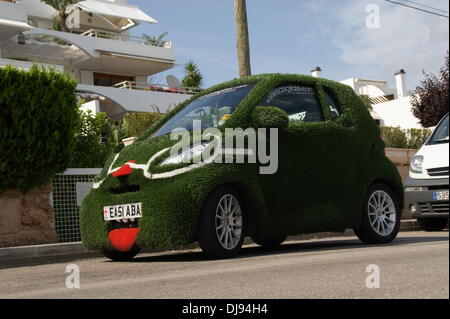 Smart Auto mit künstlichen Rasenfläche in den Straßen von Port Andratx, Mallorca, Spanien - 08.06.2012 Stockfoto