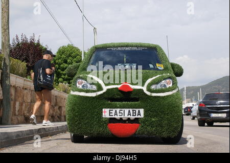 Smart Auto mit künstlichen Rasenfläche in den Straßen von Port Andratx, Mallorca, Spanien - 08.06.2012 Stockfoto