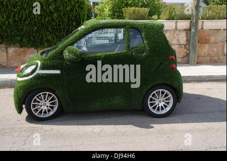 Smart Auto mit künstlichen Rasenfläche in den Straßen von Port Andratx, Mallorca, Spanien - 08.06.2012 Stockfoto