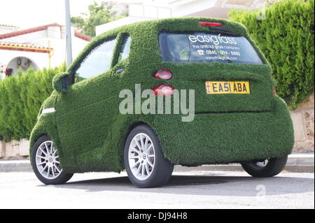 Smart Auto mit künstlichen Rasenfläche in den Straßen von Port Andratx, Mallorca, Spanien - 08.06.2012 Stockfoto