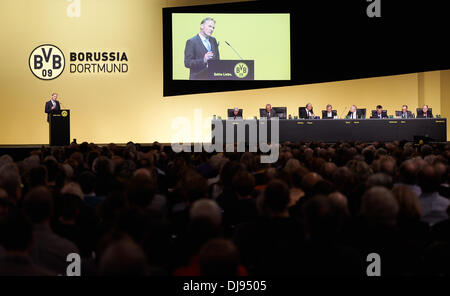 Dortmund, Deutschland. 25. November 2013. Borussia Dortmund-CEO Hans-Joachim Watzke besucht die Hauptversammlung der Borussia Dortmund in Dortmund, Deutschland, 25. November 2013. Foto: BERND THISSEN/Dpa/Alamy Live-Nachrichten Stockfoto