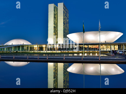 Brasilien, Brasilia: Nächtliche Blick des Nationalkongresses von Oscar Niemeyer Stockfoto