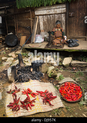 Bhutan, Nobding, Frau Yak Haar drehen, während der Wartezeit, rote Chilischoten im Markt zu verkaufen Stockfoto