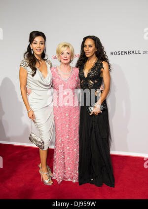 Verona Pooth, Liz Mohn und Barbara Becker am Rosenball 2012 Gala zugunsten der Stiftung Deutsche Schlaganfall-Hilfe im InterContinental Hotel. Berlin, Deutschland - 09.06.2012 Stockfoto