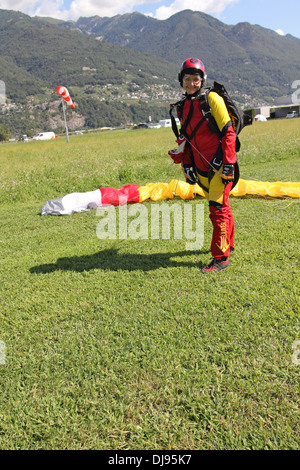 Dieses Mädchen Fallschirmspringer landete mit ihrem Fallschirm und freut sich nun wieder auf den Boden zu werden. Stockfoto